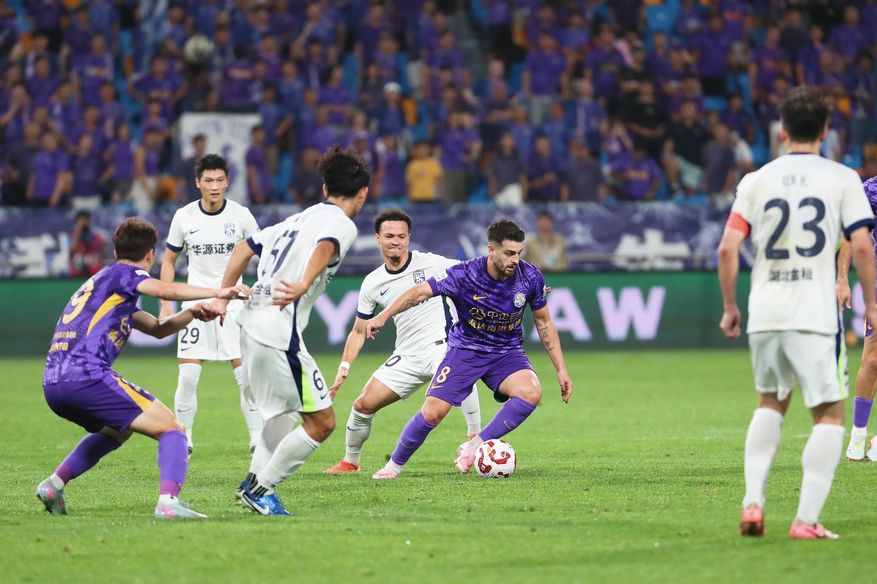 赛场上的气氛凝聚着激烈的争夺和激情