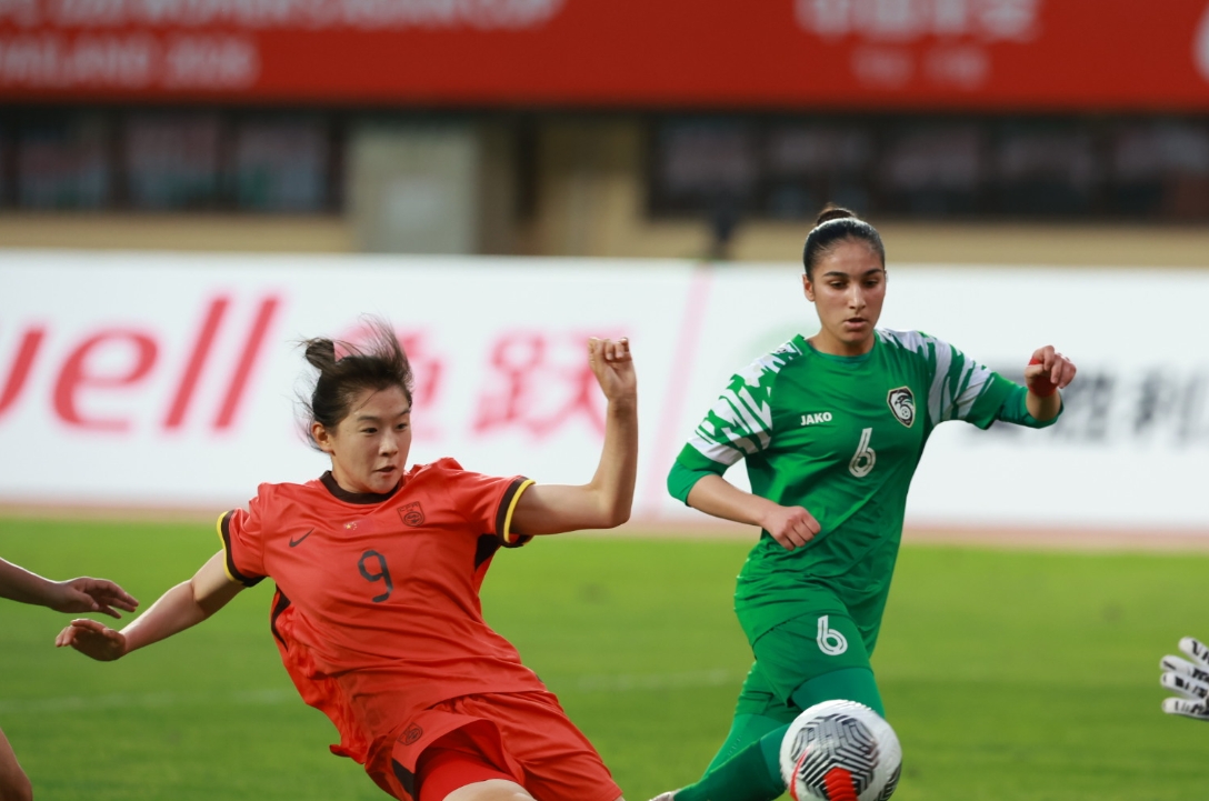 女足比赛中的高能对决震撼球迷