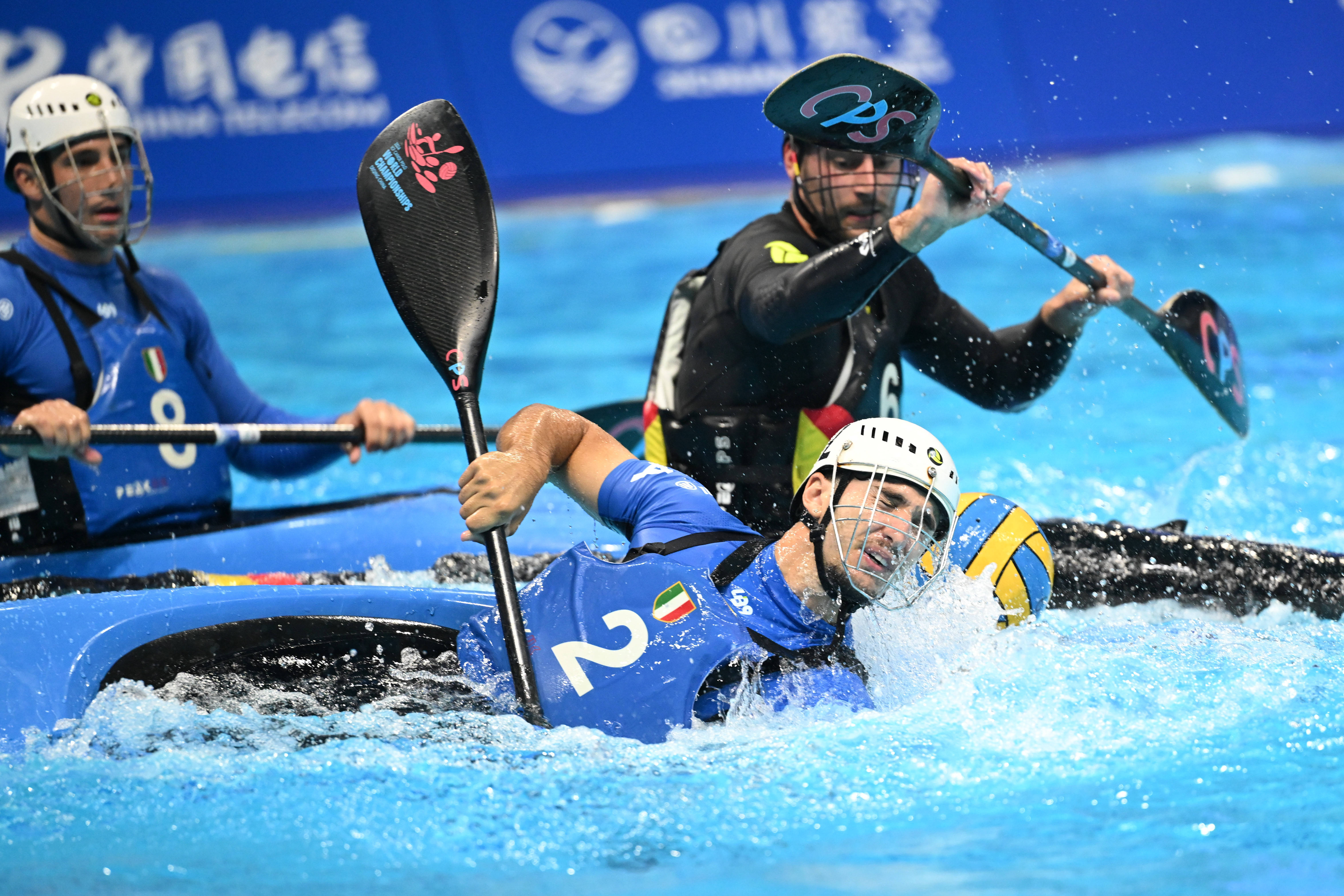 乌克兰选手在划船比赛中夺冠