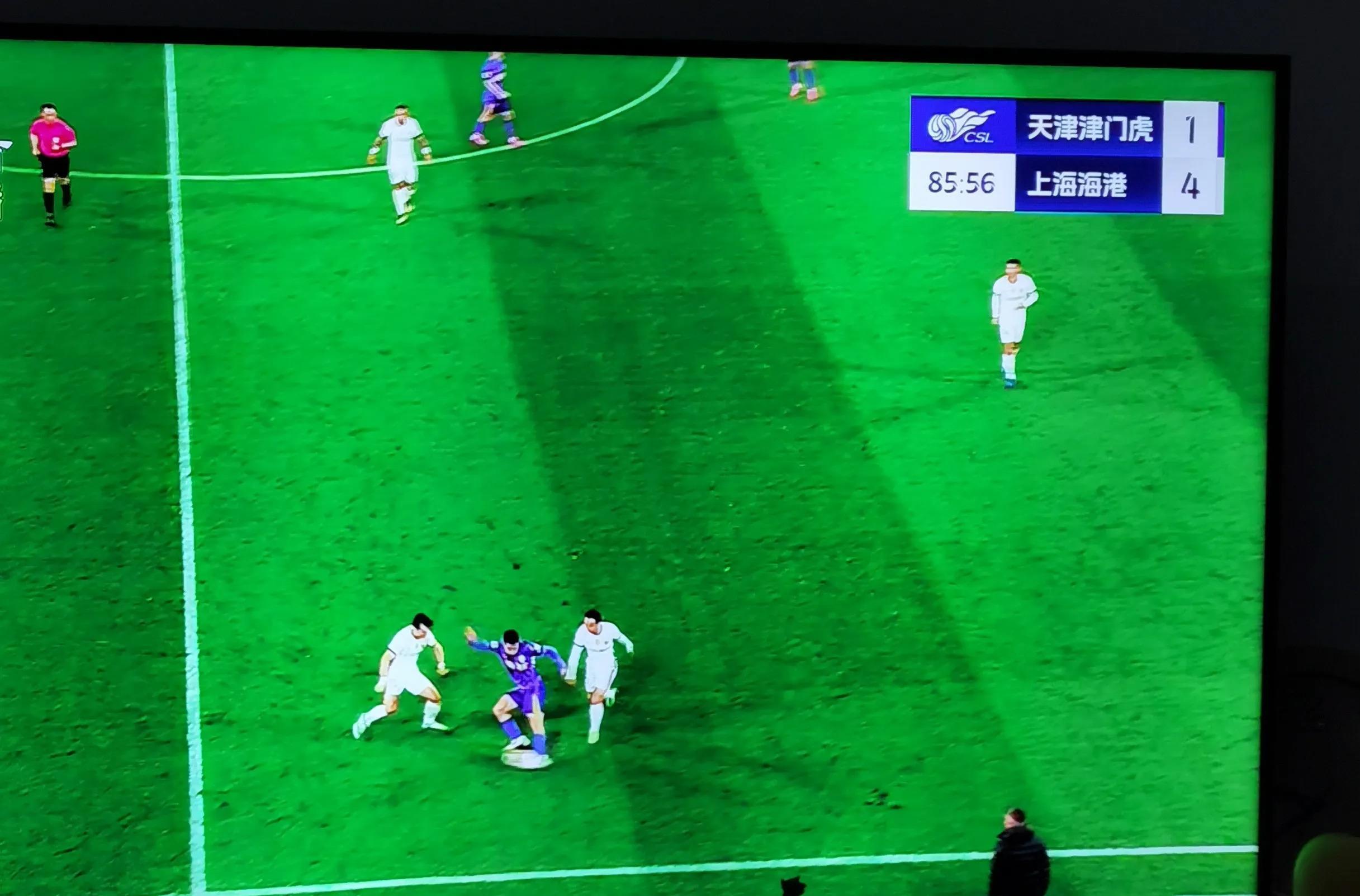 视频回放出现争议，引发裁判判罚争议